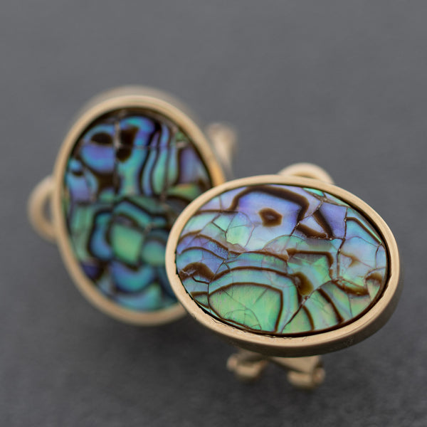Aretes diseño especial con madre perla en oro amarillo 14 kilates.