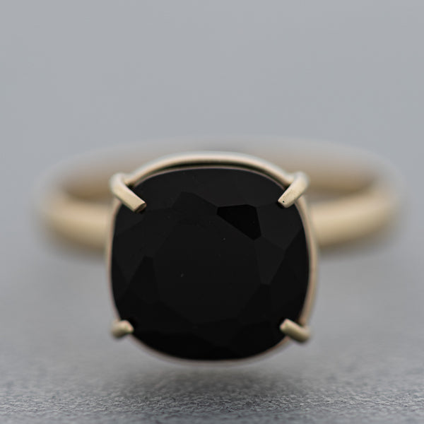 Juego anillo y aretes diseño especial con ónix en oro amarillo 14 kilates.