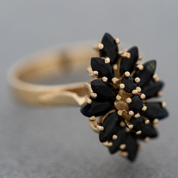 Juego anillo y aretes diseño especial con zafiros en oro amarillo 14 kilates.