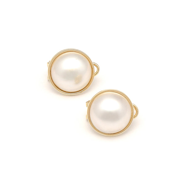 Aretes diseño especial con media perla en oro amarillo 14 kilates.