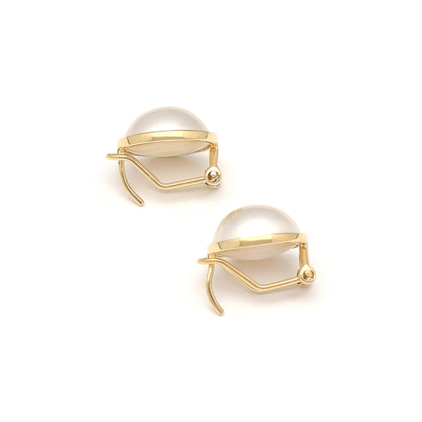 Aretes diseño especial con media perla en oro amarillo 14 kilates.