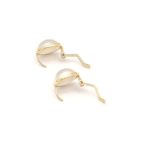 Aretes diseño especial con media perla en oro amarillo 14 kilates.