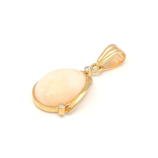 Dije diseño especial con ópalo y circonias en oro amarillo 14 kilates.