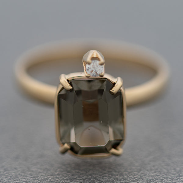 Juego de anillo y aretes diseño especial con circonia y topacio en oro amarillo 14 kilates.