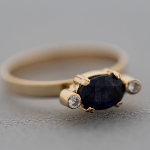 Juego de anillo y aretes diseño especial con zafiro y cirnonia en oro amarillo 14 kilates.