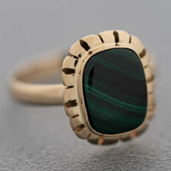 Juego de anillo y aretes calados con malaquita en oro amarillo 14 kilates.