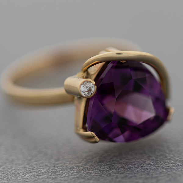Juego de aretes y anillo diseño especial con amatistas y circonias en oro amarillo 14 kilates.