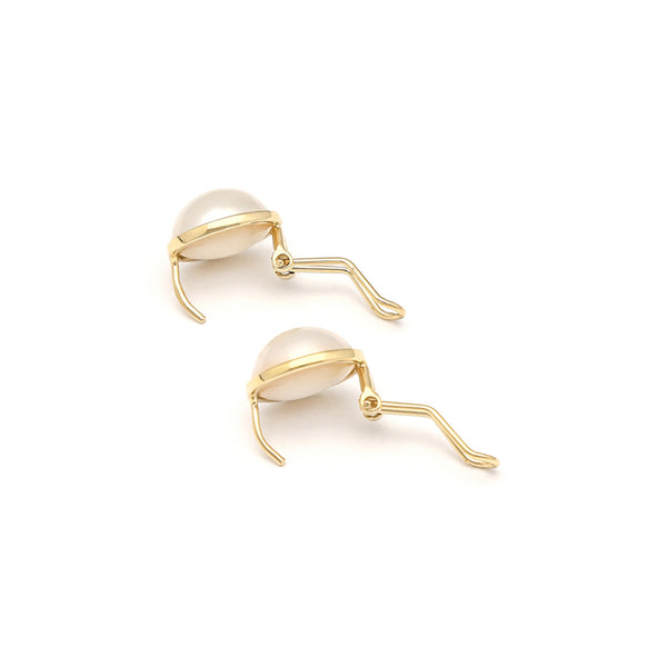 Aretes diseño especial con medias perlas en oro amarillo 14 kilates.