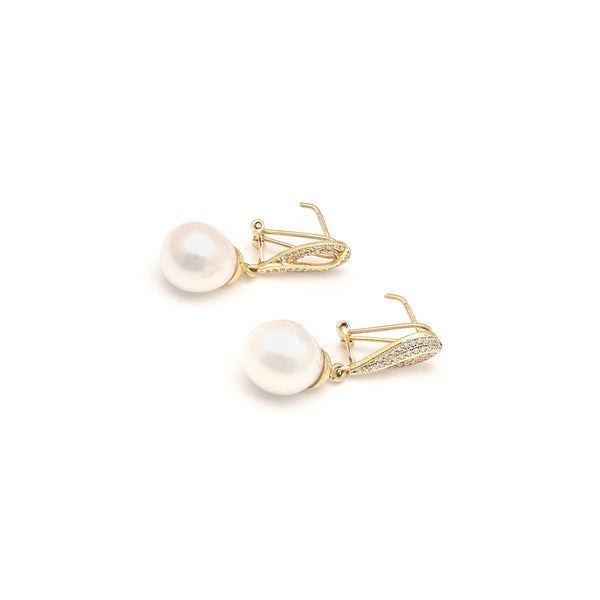 Aretes diseño especial con colgantes, perlas y circonias en oro amarillo 14 kilates.