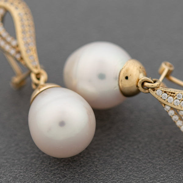 Aretes diseño especial con colgantes, perlas y circonias en oro amarillo 14 kilates.
