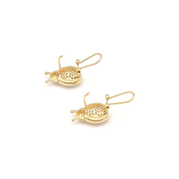 Juego de aretes y dije diseño especial motivo catarina con sintéticos en oro amarillo 14 kilates.