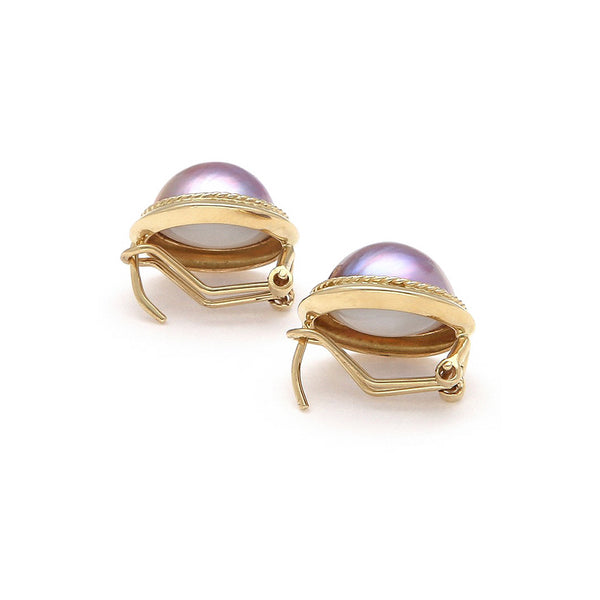 Aretes diseño especial con media perla en oro amarillo 14 kilates.