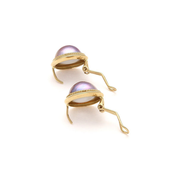 Aretes diseño especial con media perla en oro amarillo 14 kilates.