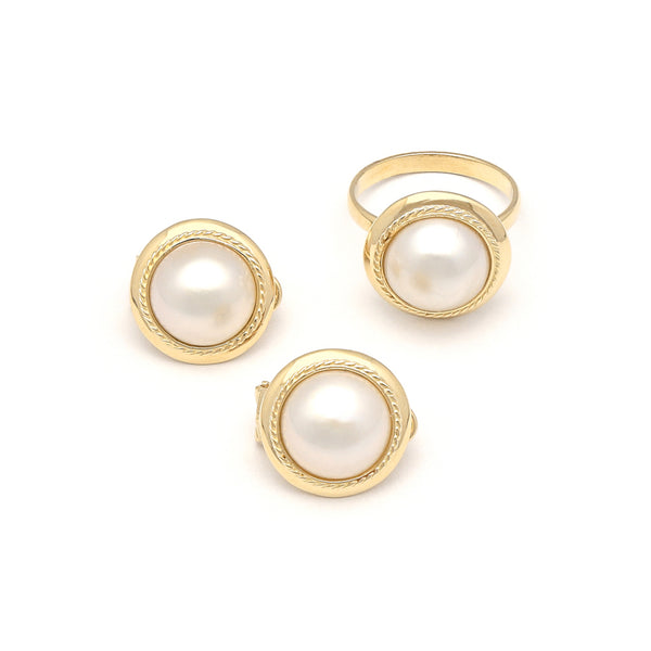 Juego anillo y aretes diseño especial con medias perlas en oro amarillo 14 kilates.