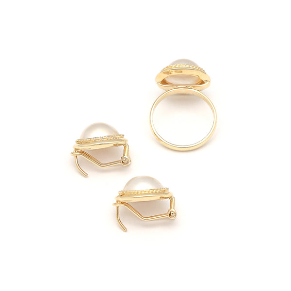 Juego anillo y aretes diseño especial con medias perlas en oro amarillo 14 kilates.