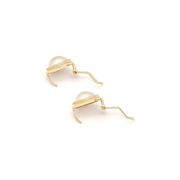 Juego anillo y aretes diseño especial con medias perlas en oro amarillo 14 kilates.