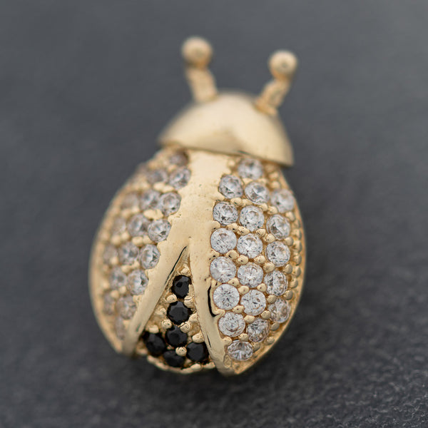 Juego de aretes y dije diseño especial con sintéticos motivo catarina en oro amarillo 14 kilates.
