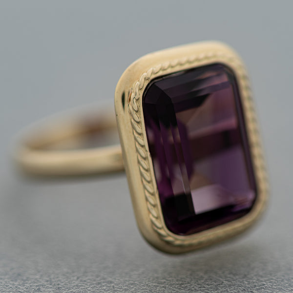 Juego de artes y anillo diseño especial con amatistas en oro amarillo 14 kilates.