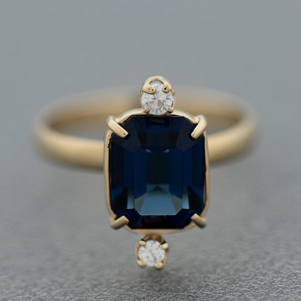 Juego de anillo y aretes diseño especial con circonia y London blue en oro amarillo 14 kilates.