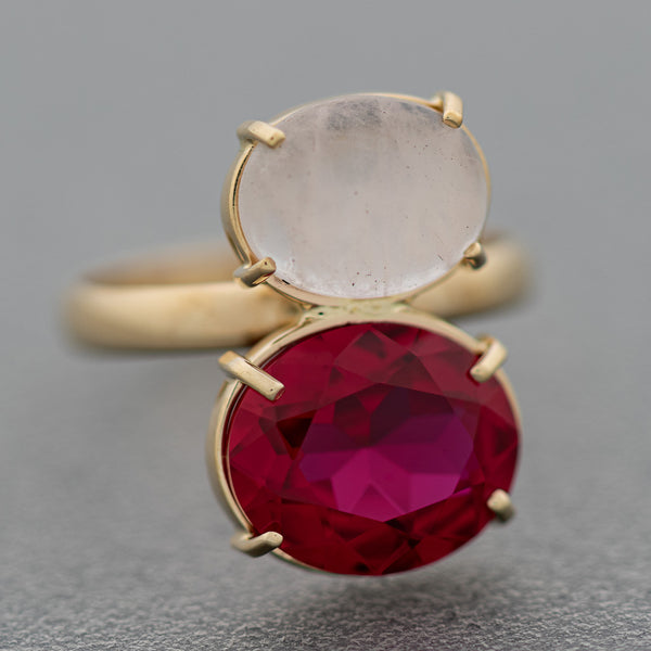 Juego de anillo y aretes diseño especial con rubíes y piedra lunar en oro amarillo 14 kilates.