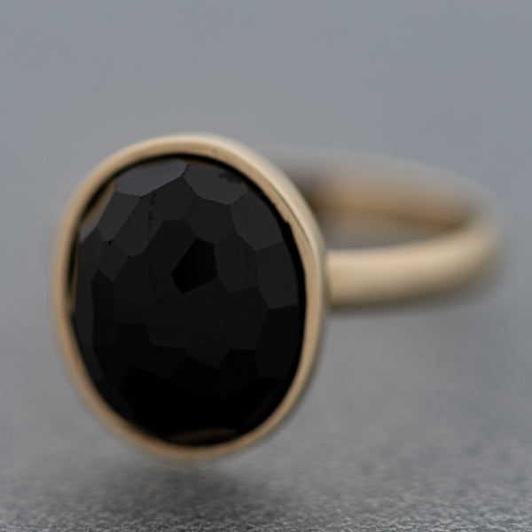 Juego de anillo y aretes diseño especial con ónix en oro amarillo 14 kilates.