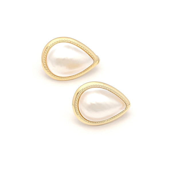 Aretes diseño especial motivo gota con media perla en oro amarillo 14 kilates.