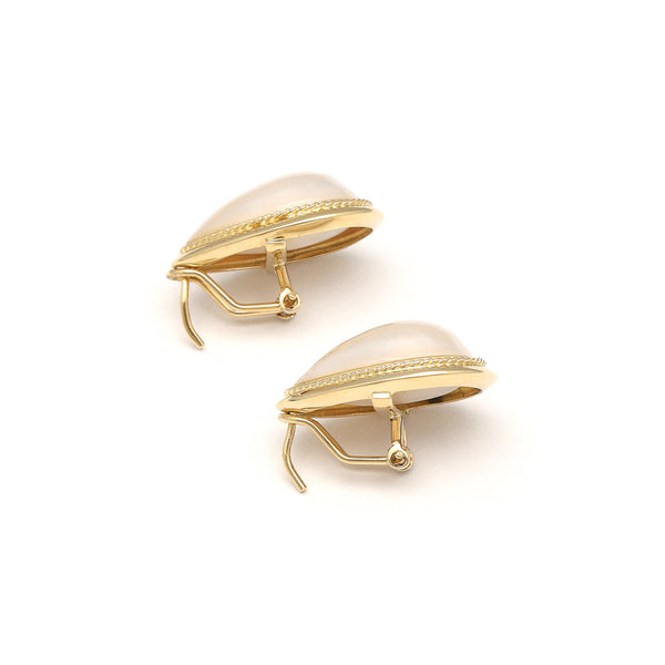 Aretes diseño especial motivo gota con media perla en oro amarillo 14 kilates.