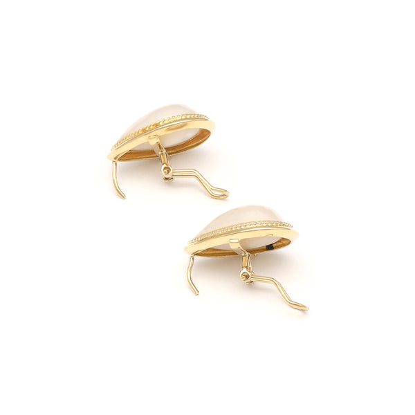 Aretes diseño especial motivo gota con media perla en oro amarillo 14 kilates.