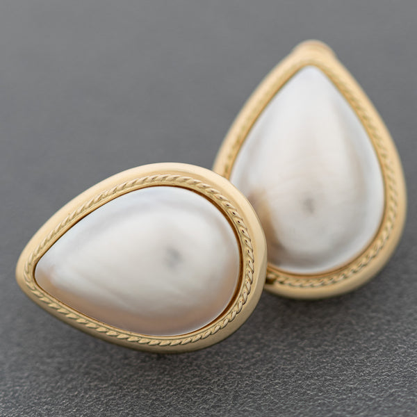 Aretes diseño especial motivo gota con media perla en oro amarillo 14 kilates.