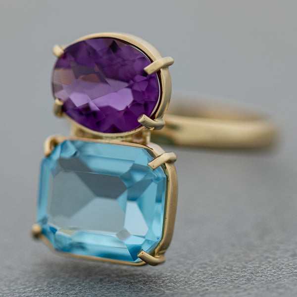 Juego de anillo y aretes diseño especial con amatista y topacio en oro amarillo 14 kilates.
