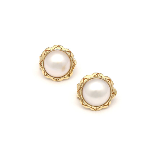 Aretes calados con media perla en oro amarillo 14 kilates.