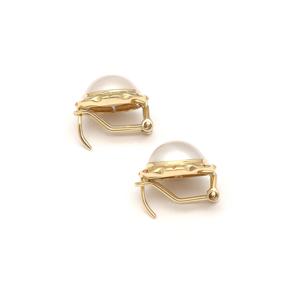 Aretes calados con media perla en oro amarillo 14 kilates.