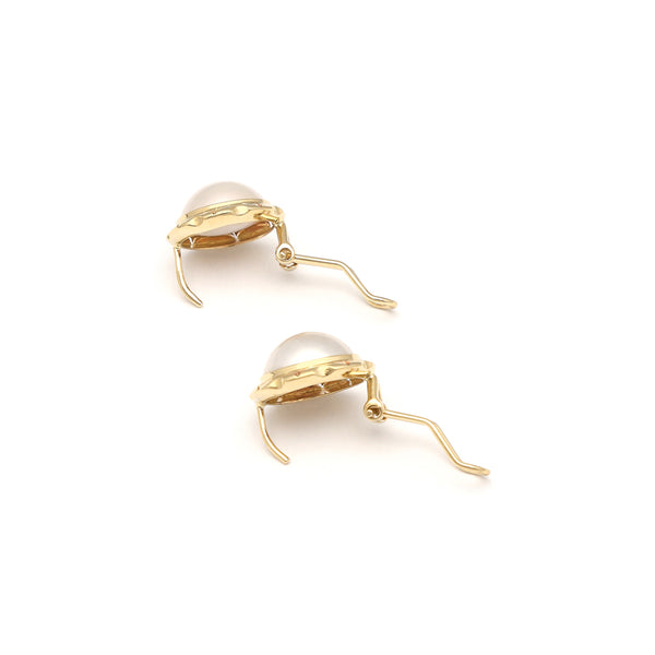 Aretes calados con media perla en oro amarillo 14 kilates.