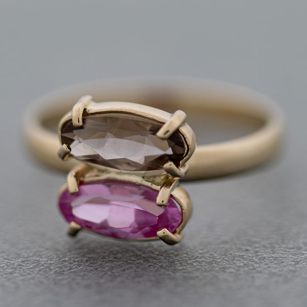 Juego de anillo y aretes diseño especial con rosa de Francia y topacio en oro amarillo 14 kilates.