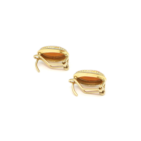 Aretes diseño especial motivo camafeo con corniola en oro amarillo 14 kilates.