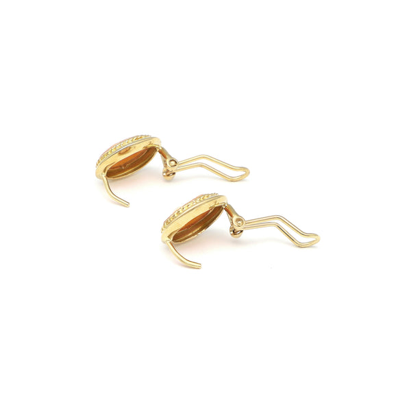 Aretes diseño especial motivo camafeo con corniola en oro amarillo 14 kilates.