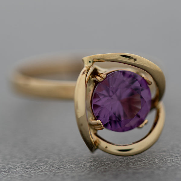 Juego anillo y aretes calados con alejandrinas en oro amarillo 14 kilates.