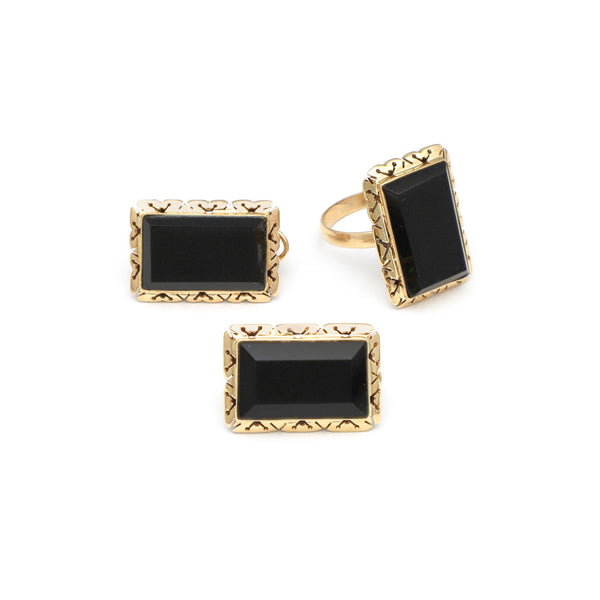 Juego de anillo y aretes calados con ónix en oro amarillo 14 kilates.