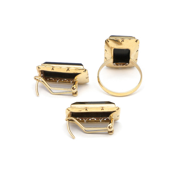 Juego de anillo y aretes calados con ónix en oro amarillo 14 kilates.
