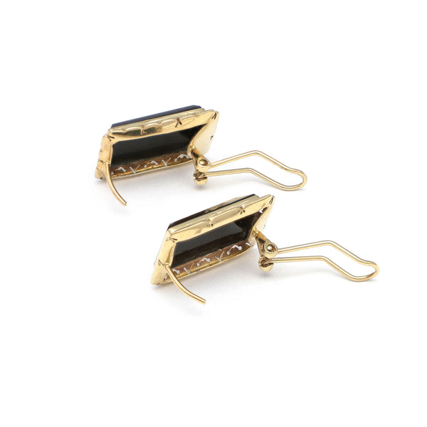 Juego de anillo y aretes calados con ónix en oro amarillo 14 kilates.