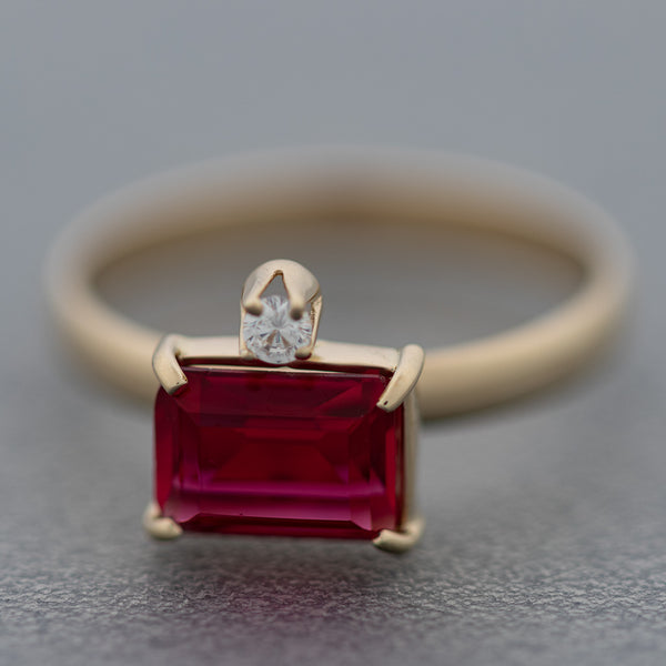 Juego anillo y aretes diseño especial con Rubíes y circonias en oro amarillo 14 kilates.