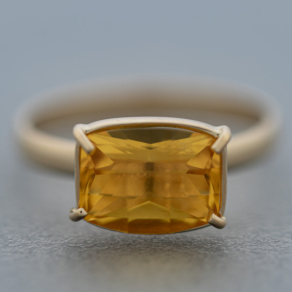 Juego anillo y aretes diseño especial con citrinos en oro amarillo 14 kilates.