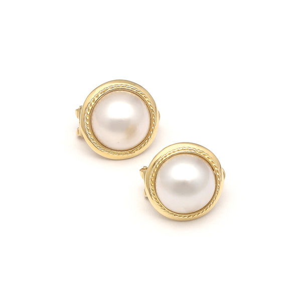 Aretes diseño especial con media perla en oro amarillo 14 kilates.
