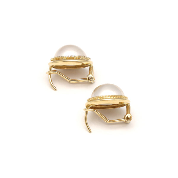 Aretes diseño especial con media perla en oro amarillo 14 kilates.
