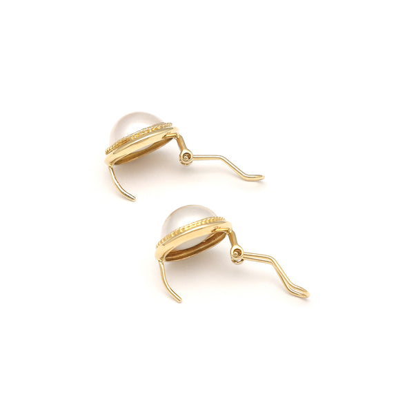 Aretes diseño especial con media perla en oro amarillo 14 kilates.