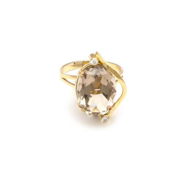 Anillo diseño especial con topacio y circonias en oro amarillo 14 kilates.