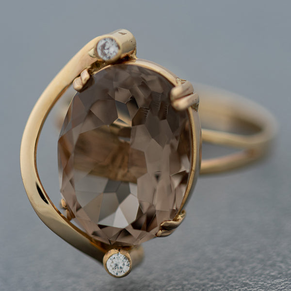 Anillo diseño especial con topacio y circonias en oro amarillo 14 kilates.