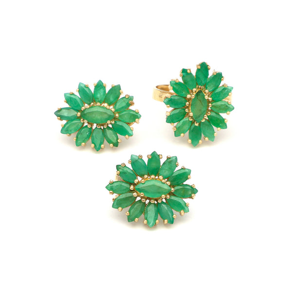 Juego de aretes y anillo calado con esmeraldas en oro amarillo 14 kilates.