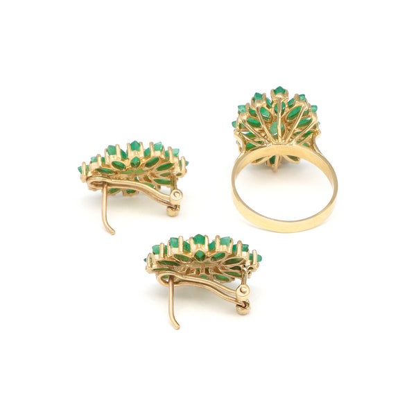 Juego de aretes y anillo calado con esmeraldas en oro amarillo 14 kilates.