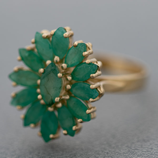 Juego de aretes y anillo calado con esmeraldas en oro amarillo 14 kilates.